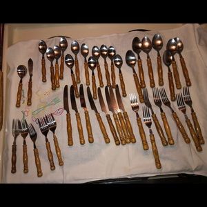 PICNIC UTENSILS & BASKET